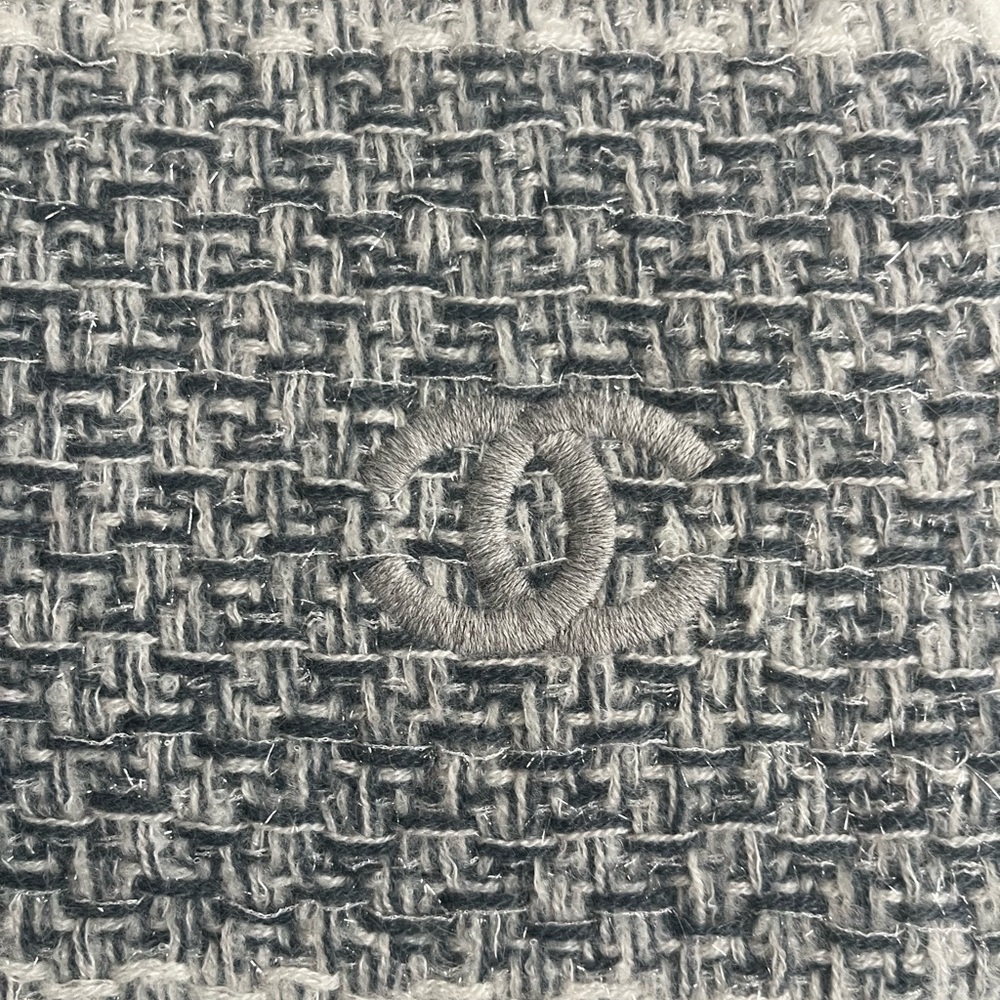 NEW CHANEL Archival CC logo Cashmere Scarf/Stole - Picture 4 of 6